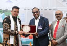 Gubernur Bobby Nasution Sambut Baik Rencana Investasi India di Sumut Gubernur Sumatera Utara Muhammad Bobby Afif Nasution didampingi Ketua Kamar Dagang & Industri (KADIN) Sumut Firsal Dida Mutyara beserta sejumlah OPD menerima kunjungan Konsul Jenderal India di Medan Ravi Shanker Goel bersama Confederation Of India Industry (CII) di Paviliun Serdangbedagai Pekan Raya Sumatera Utara (PRSU) Tapiandaya, Jalan Gatot Subroto Medan, Senin (13/10/2025). Diskominfo Sumut / Fahmi Aulia