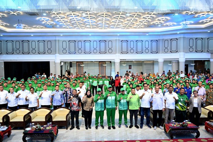 GUBSU LEPAS KONTINGEN PONAS 14 Gubernur Sumatera Utara (Sumut) Bobby Afif Nasution didampingi Ketua KONI Sumut Hatunggal Siregar, Kepala Dinas Kepemudaan dan Keolahragaan Mahfullah Pratama Daulay, serta sejumlah OPD melepas Kontingen POPNAS XVII dan PEPARPENAS XI tahun 2025 di Aula Raja Inal Siregar, Kantor Gubernur, Kamis (30/10/2025).