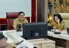 FOTO Sekretaris Daerah Provinsi Sumatera Utara (Sumut) Togap Simangunsong mengikuti Rapat Koordinasi Pengendalian Inflasi Tahun 2025 secara daring melalui aplikasi zoom meeting di Ruang Smart Province Lantai 6 Kantor Gubernur Sumut Jalan Diponegoro Kota Medan, Senin (13/10).
