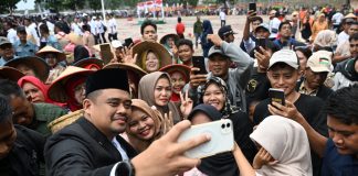 FOTO : UPACARA HARI KESAKTIAN PANCASILA, Gubernur Sumatera Utara Muhammad Bobby Afif Nasutionenjadi Inspektur Upacara dalam memperingati Hari Kesaktian Pancasila di Lapangan Tugu Letda Sujono, di Nagori Bandar Betsy, Kecamatan Bandar Huluan Kabupaten Simalungun, Rabu (1/10/2025). Turut hadir mendampingi Gubernur, Pangdam I Bukit Barisan Mayjend TNI Rio Firdianto, Kapolda Sumut Irjen Wishnu Hermawan, Kajati Sumut Harli Siregar, serta Ketua DPRD Sumut Erni Ariyanti Sitorus, Serta unsur Forkopimda Sumut dan Daerah lainnya. Diskominfo Sumut / Fahmi Aulia