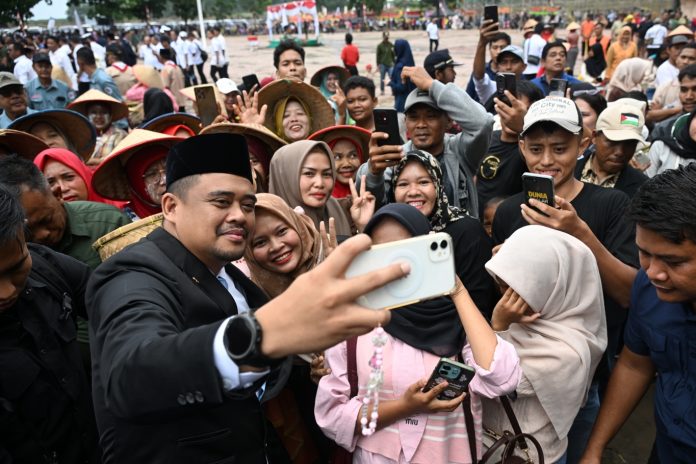 FOTO : UPACARA HARI KESAKTIAN PANCASILA, Gubernur Sumatera Utara Muhammad Bobby Afif Nasutionenjadi Inspektur Upacara dalam memperingati Hari Kesaktian Pancasila di Lapangan Tugu Letda Sujono, di Nagori Bandar Betsy, Kecamatan Bandar Huluan Kabupaten Simalungun, Rabu (1/10/2025). Turut hadir mendampingi Gubernur, Pangdam I Bukit Barisan Mayjend TNI Rio Firdianto, Kapolda Sumut Irjen Wishnu Hermawan, Kajati Sumut Harli Siregar, serta Ketua DPRD Sumut Erni Ariyanti Sitorus, Serta unsur Forkopimda Sumut dan Daerah lainnya. Diskominfo Sumut / Fahmi Aulia