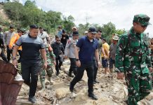 Gubernur Bobby Salurkan Bantuan Melalui Heli, Pastikan Distribusi Logistik ke Wilayah Terisolasi di Tapanuli Berjalan Lancar