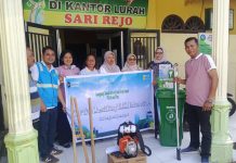 PLN Icon Plus Regional Sumbagut melalui program Tanggung Jawab Sosial dan Lingkungan (TJSL) menyerahkan bantuan alat-alat kebersihan kepada Kelurahan Sari Rejo, Kecamatan Medan Polonia, Kota Medan, Jumat (24/4/2026).