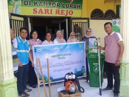 PLN Icon Plus Regional Sumbagut melalui program Tanggung Jawab Sosial dan Lingkungan (TJSL) menyerahkan bantuan alat-alat kebersihan kepada Kelurahan Sari Rejo, Kecamatan Medan Polonia, Kota Medan, Jumat (24/4/2026).