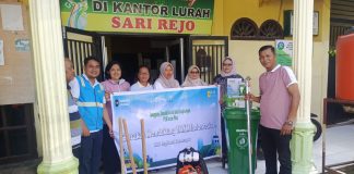 PLN Icon Plus Regional Sumbagut melalui program Tanggung Jawab Sosial dan Lingkungan (TJSL) menyerahkan bantuan alat-alat kebersihan kepada Kelurahan Sari Rejo, Kecamatan Medan Polonia, Kota Medan, Jumat (24/4/2026).