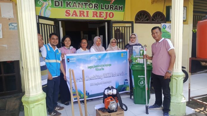 PLN Icon Plus Regional Sumbagut melalui program Tanggung Jawab Sosial dan Lingkungan (TJSL) menyerahkan bantuan alat-alat kebersihan kepada Kelurahan Sari Rejo, Kecamatan Medan Polonia, Kota Medan, Jumat (24/4/2026).