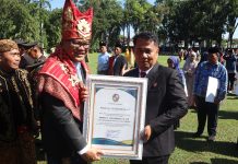 Foto : Kompol Dr Fery Kusnadi saat menerima penghargaan dari Bupati Deli Serdang Asri Ludin Tambunan