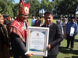 Foto : Kompol Dr Fery Kusnadi saat menerima penghargaan dari Bupati Deli Serdang Asri Ludin Tambunan