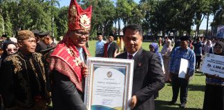 Di Momen 80 Tahun Deli Serdang dan Bhayangkara, Bupati Hadiahkan Fery Kusnadi Penghargaan Foto : Kompol Dr Fery Kusnadi saat menerima penghargaan dari Bupati Deli Serdang Asri Ludin Tambunan