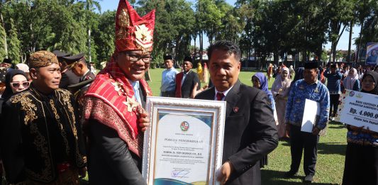Di Momen 80 Tahun Deli Serdang dan Bhayangkara, Bupati Hadiahkan Fery Kusnadi Penghargaan Foto : Kompol Dr Fery Kusnadi saat menerima penghargaan dari Bupati Deli Serdang Asri Ludin Tambunan