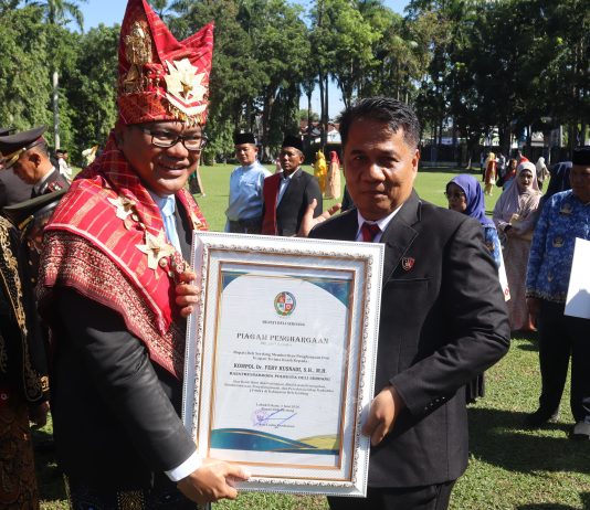 Foto : Kompol Dr Fery Kusnadi saat menerima penghargaan dari Bupati Deli Serdang Asri Ludin Tambunan