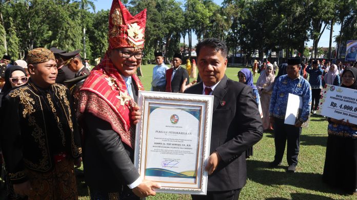 IMG-20260701-WA0072 Foto : Kompol Dr Fery Kusnadi saat menerima penghargaan dari Bupati Deli Serdang Asri Ludin Tambunan