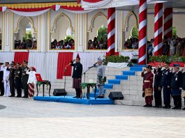 Bobby Nasution Berdiri di Bawah Terik Matahari Pimpin Upacara Pengibaran Bendera HUT RI ke-81