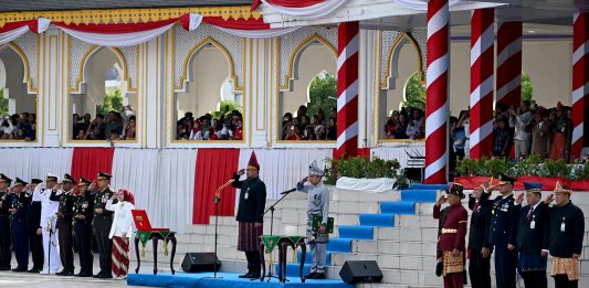 Bobby Nasution Berdiri di Bawah Terik Matahari Pimpin Upacara Pengibaran Bendera HUT RI ke-81