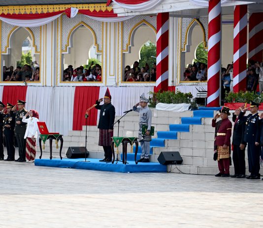 Bobby Nasution Berdiri di Bawah Terik Matahari Pimpin Upacara Pengibaran Bendera HUT RI ke-81