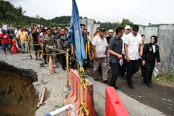 110926_GUBSU TINJAU RUAS JALAN PAMA SEMILIR_07
